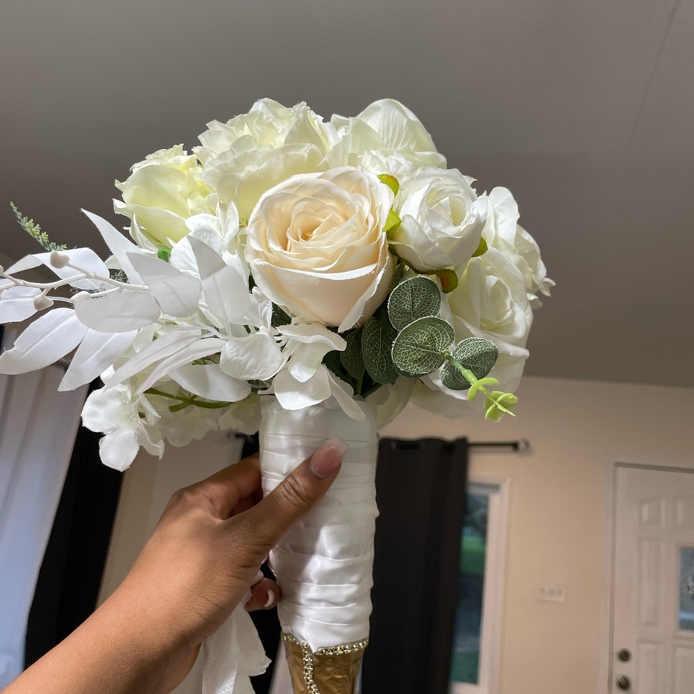 Elegant Cream and White Floral Bouquet